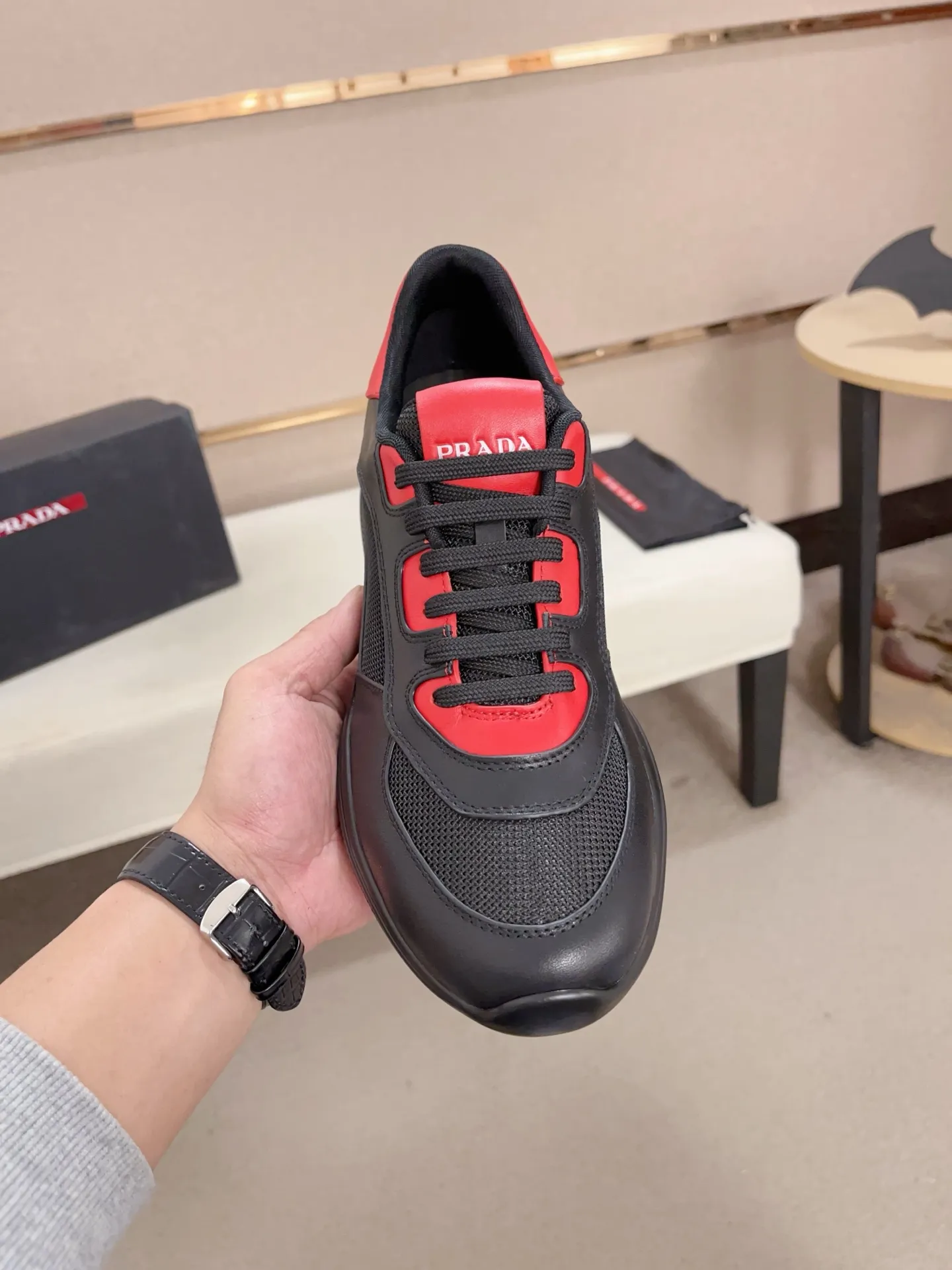 Men's shoes 💰 720💰 ✔️✔️✔️Top high version. High-quality new PRADA (Prada) counters are launched at the same time. The new men's shoes and 😘 fabrics are made of high-tech glue-making technology. Lining: Full cowhide lining. 👍🏿High-end☄️Open-molded non-slip rubber outsole, exquisite lines, simple and elegant, comfortable and high-end for leisure travel. Code number: 39 to 44 (can be customized 45-46-47, non-returnable)